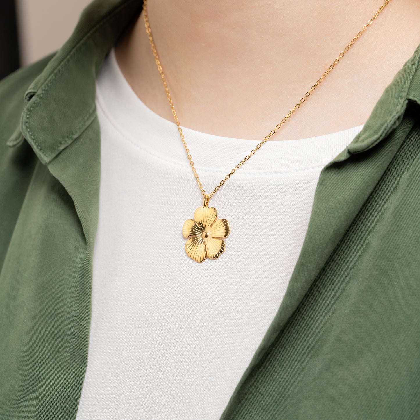 Collier fleur en acier doré