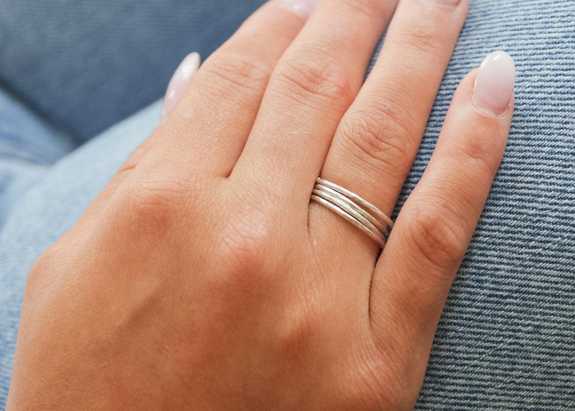 Bague fine martelée en argent véritable