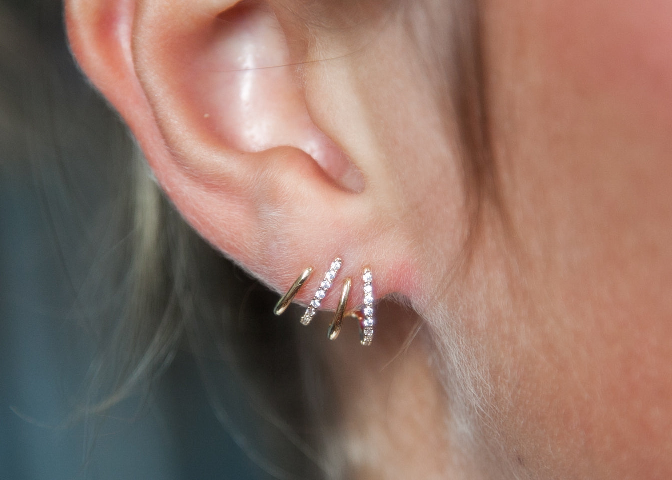 Boucles d'oreilles quadruples serties de zircons plaqué or