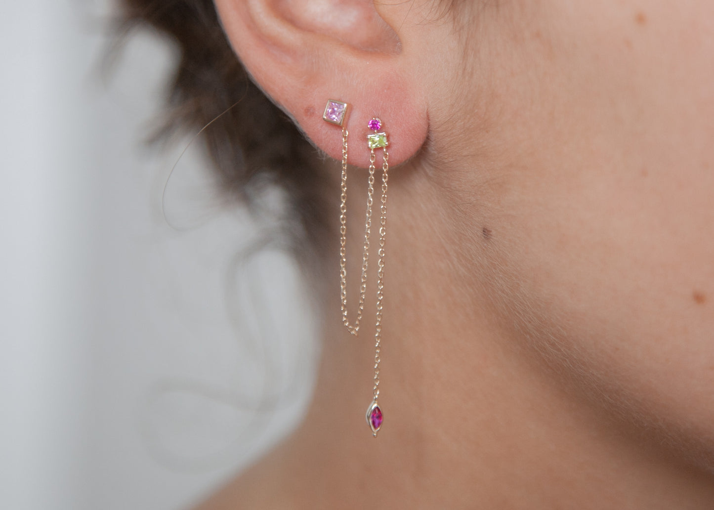 Boucle d'oreille double trous & strass coloré plaqué or