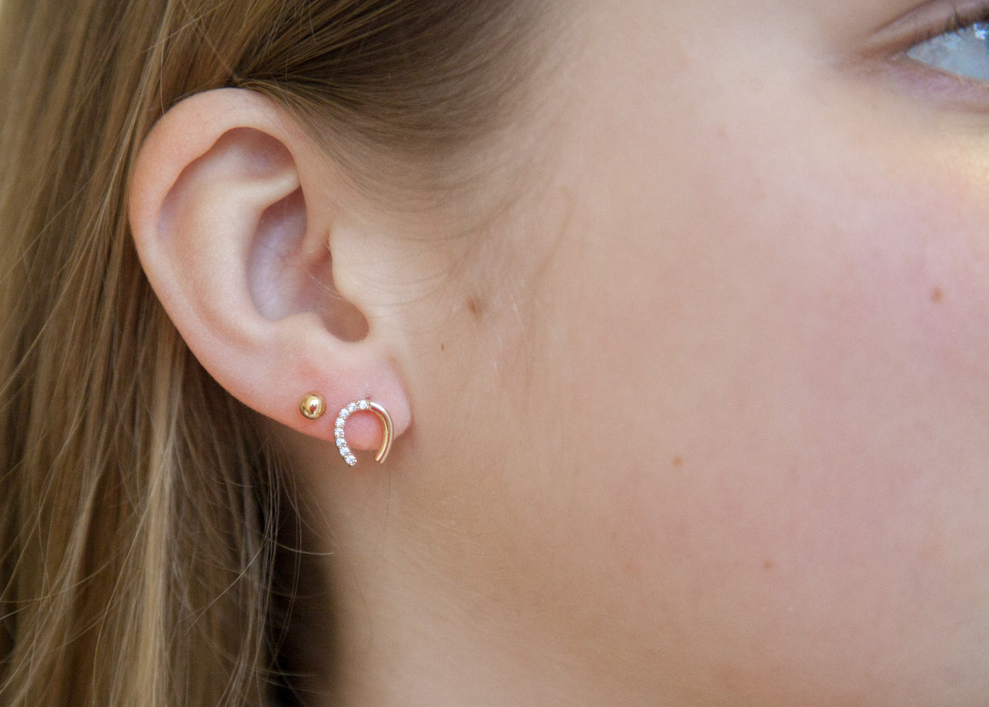 Boucles d'oreilles puces fer à cheval plaqué or serties de zircons