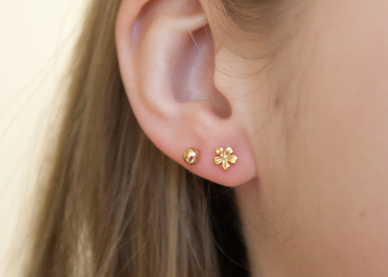 Boucles d'oreilles puce en forme de fleur en plaqué or – Élégance et raffinement au quotidien