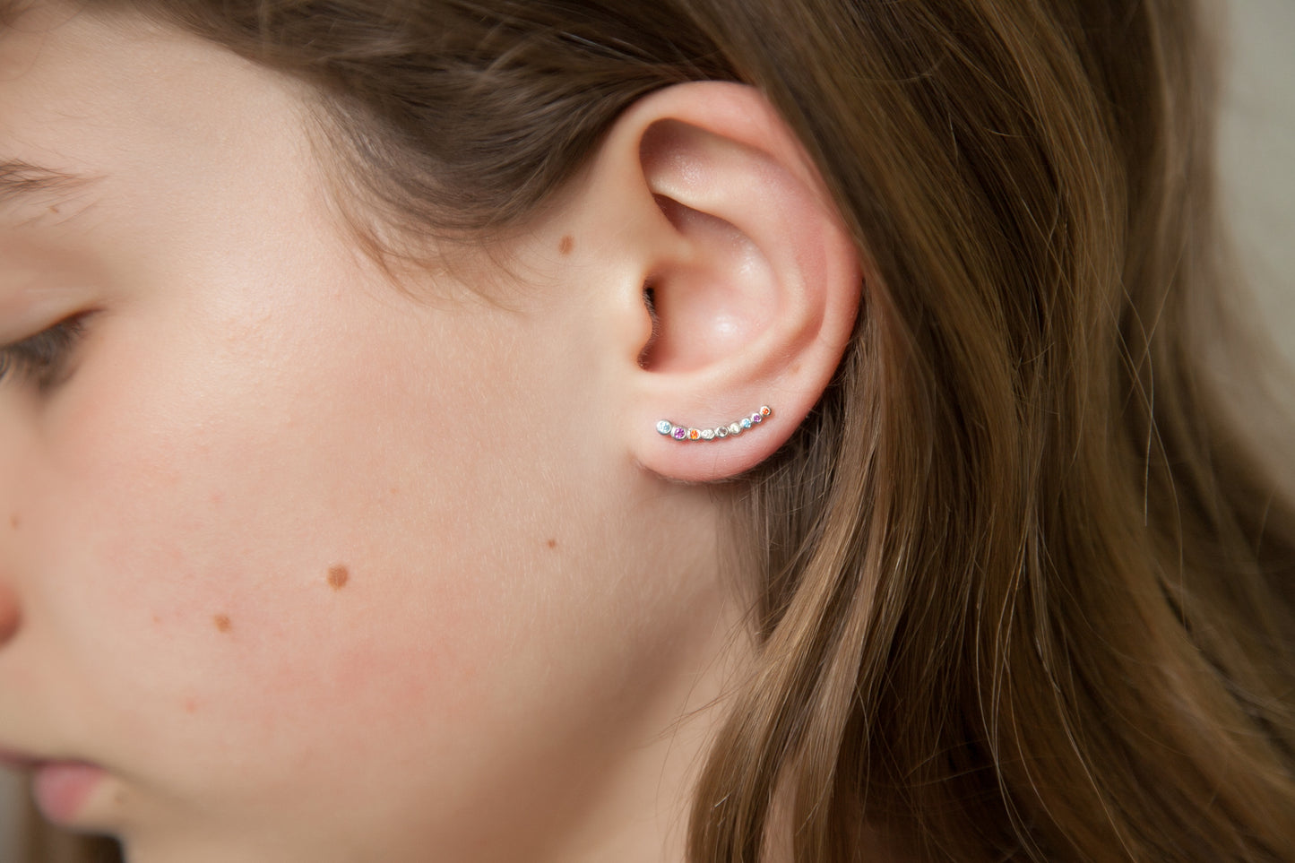 Boucles d'oreilles montantes serties de strass colorés en argent