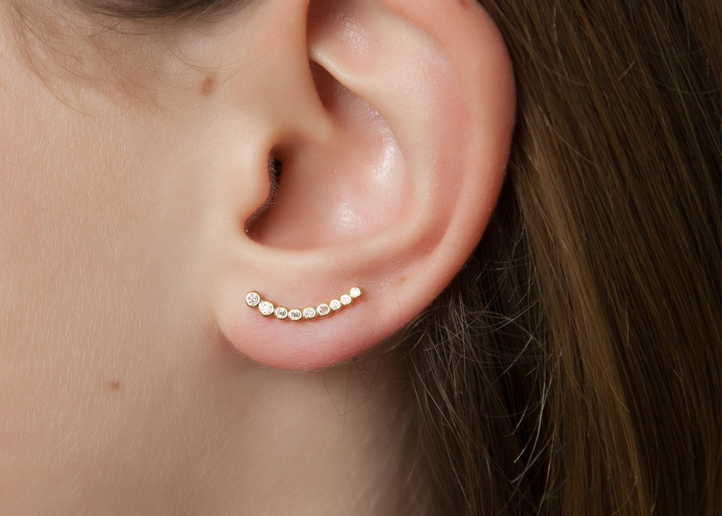 Boucles d'oreilles montantes serties de strass plaqué or
