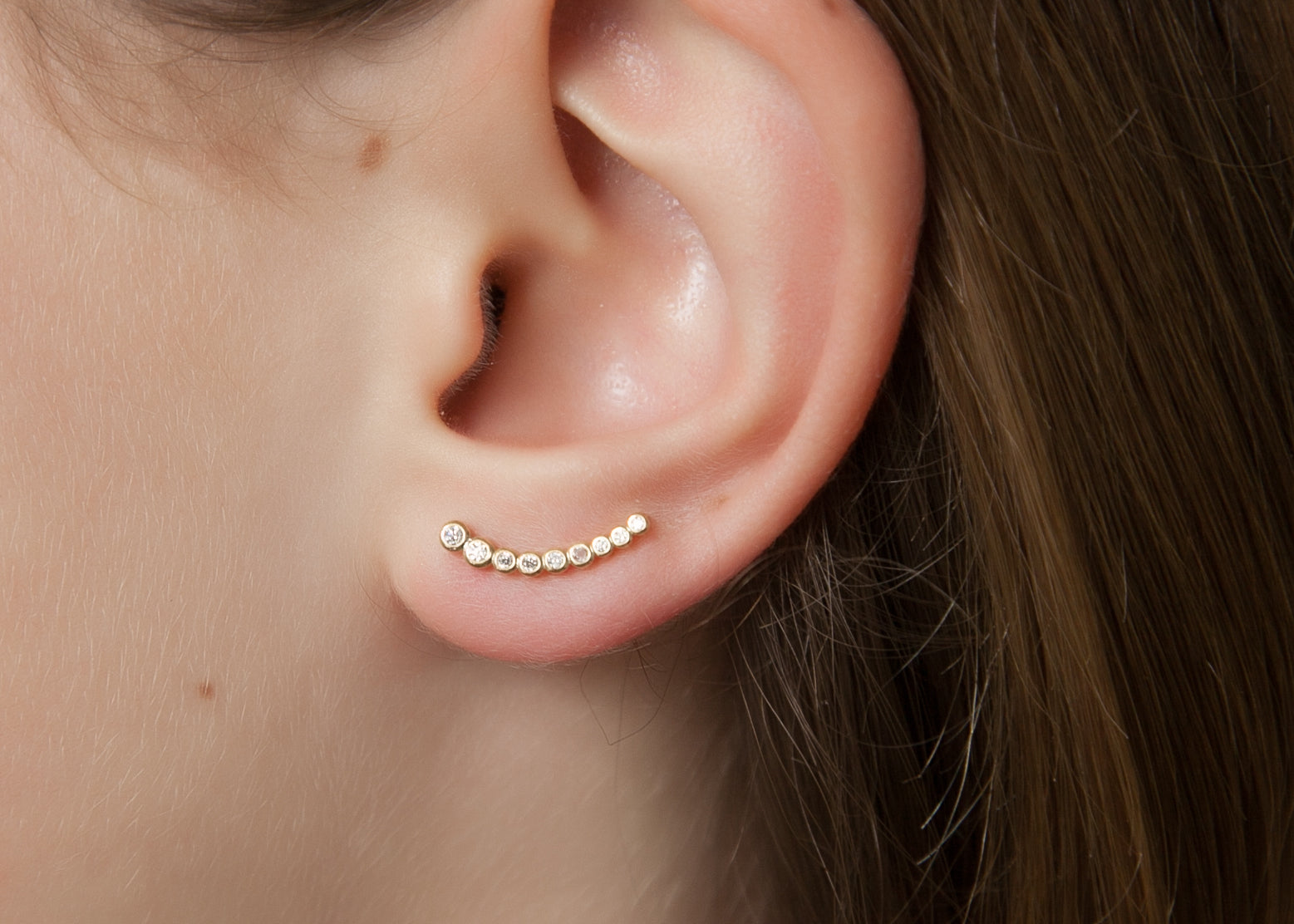 Boucles d'oreilles montantes serties de strass plaqué or