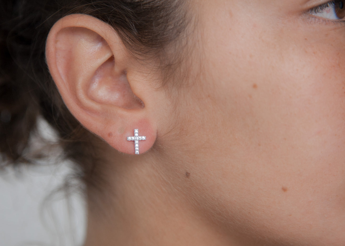 Boucles d'oreilles puces croix et zircons en argent