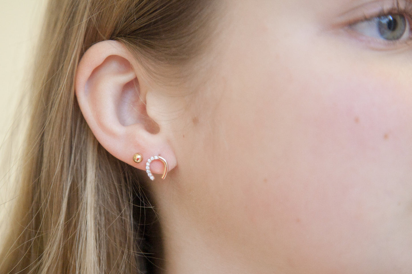 Boucles d'oreilles puces fer à cheval plaqué or serties de zircons