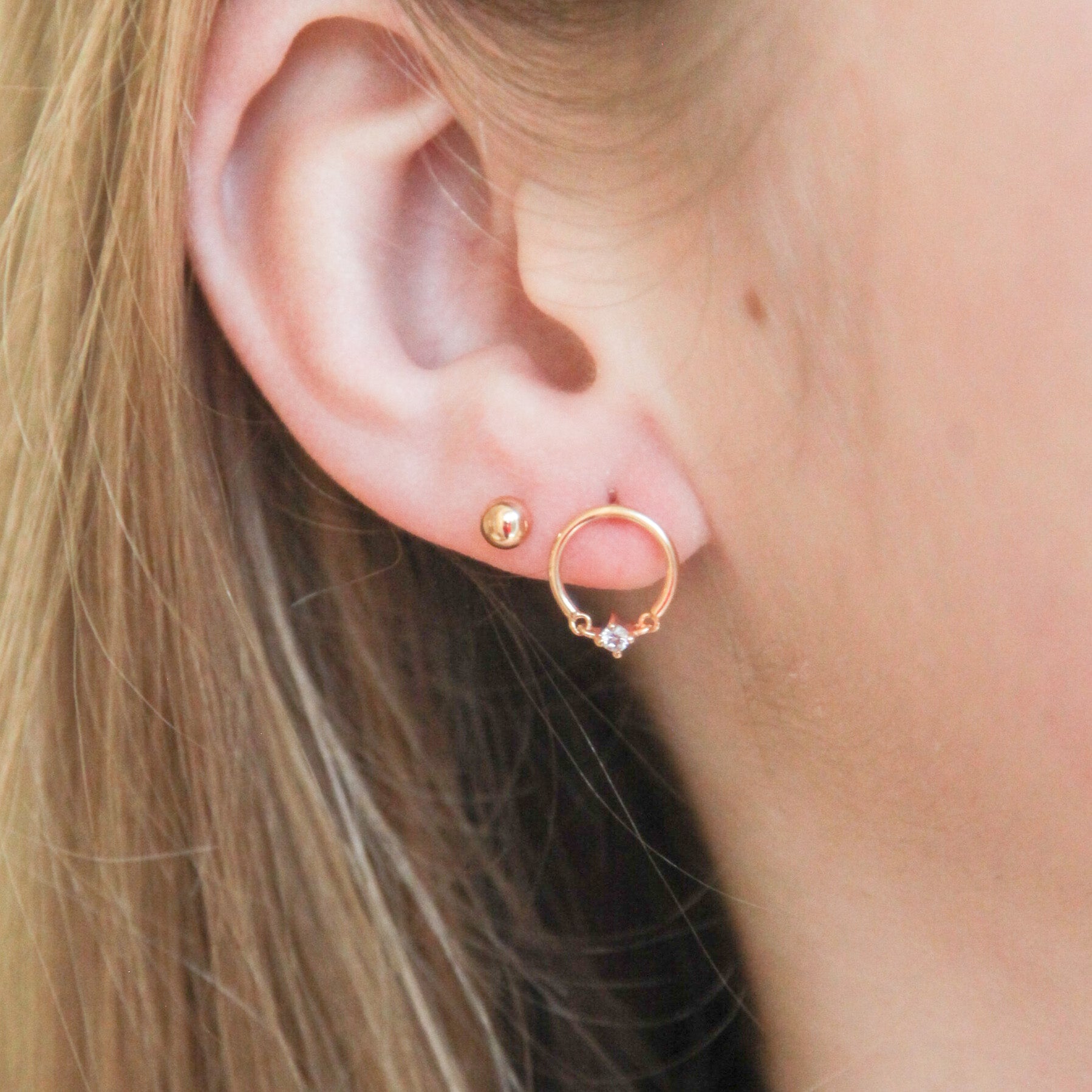 Boucles d'oreilles rond plaqué or serties d'un zircon