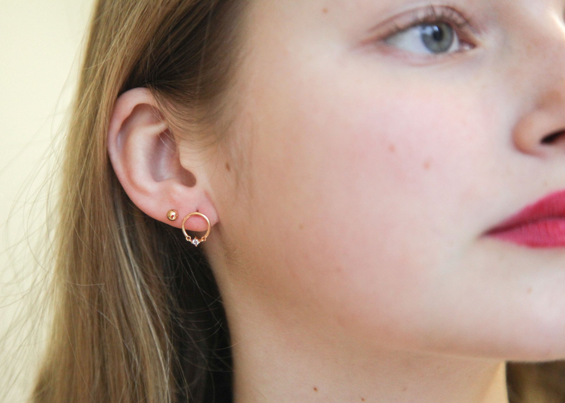 Boucles d'oreilles rond plaqué or serties d'un zircon