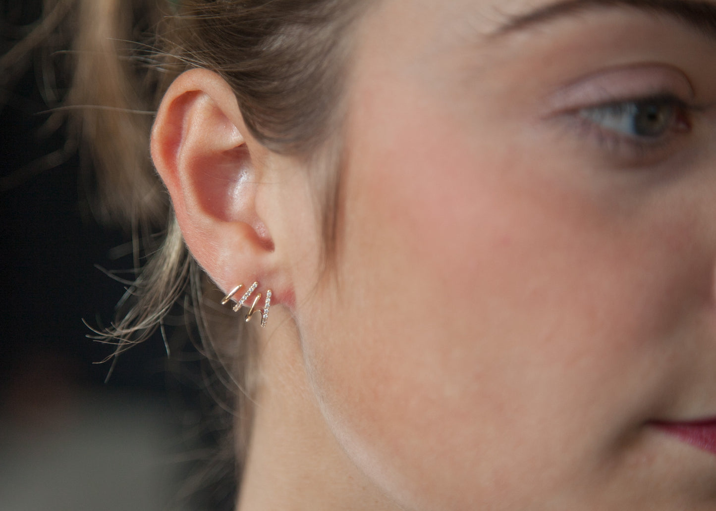 Boucles d'oreilles quadruples serties de zircons plaqué or