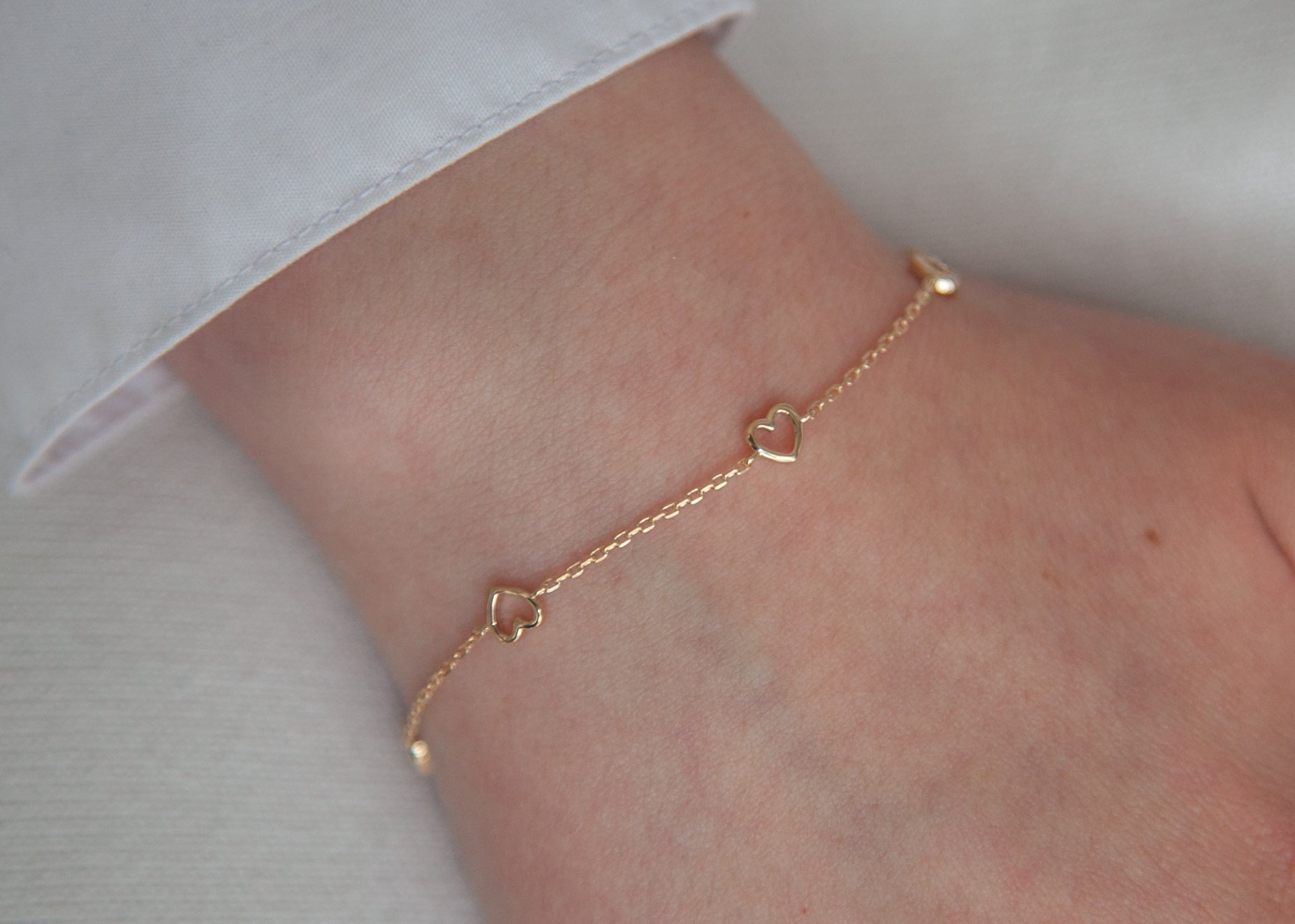 Bracelet petits coeurs plaqué or – Elise et moi Bracelet petits coeurs plaqué or – Elise et moi