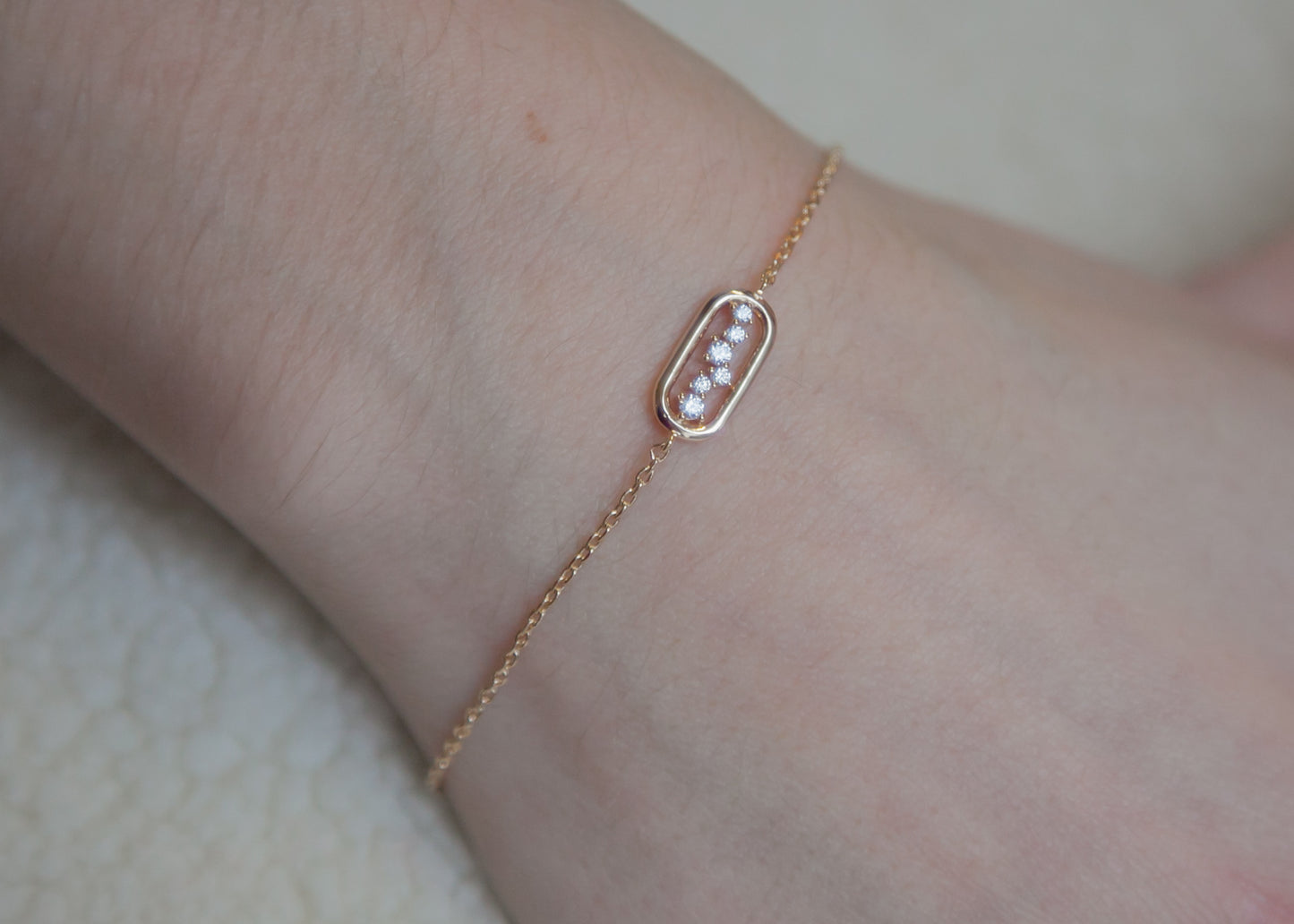 Bracelet moderne serti de zircons plaqué or