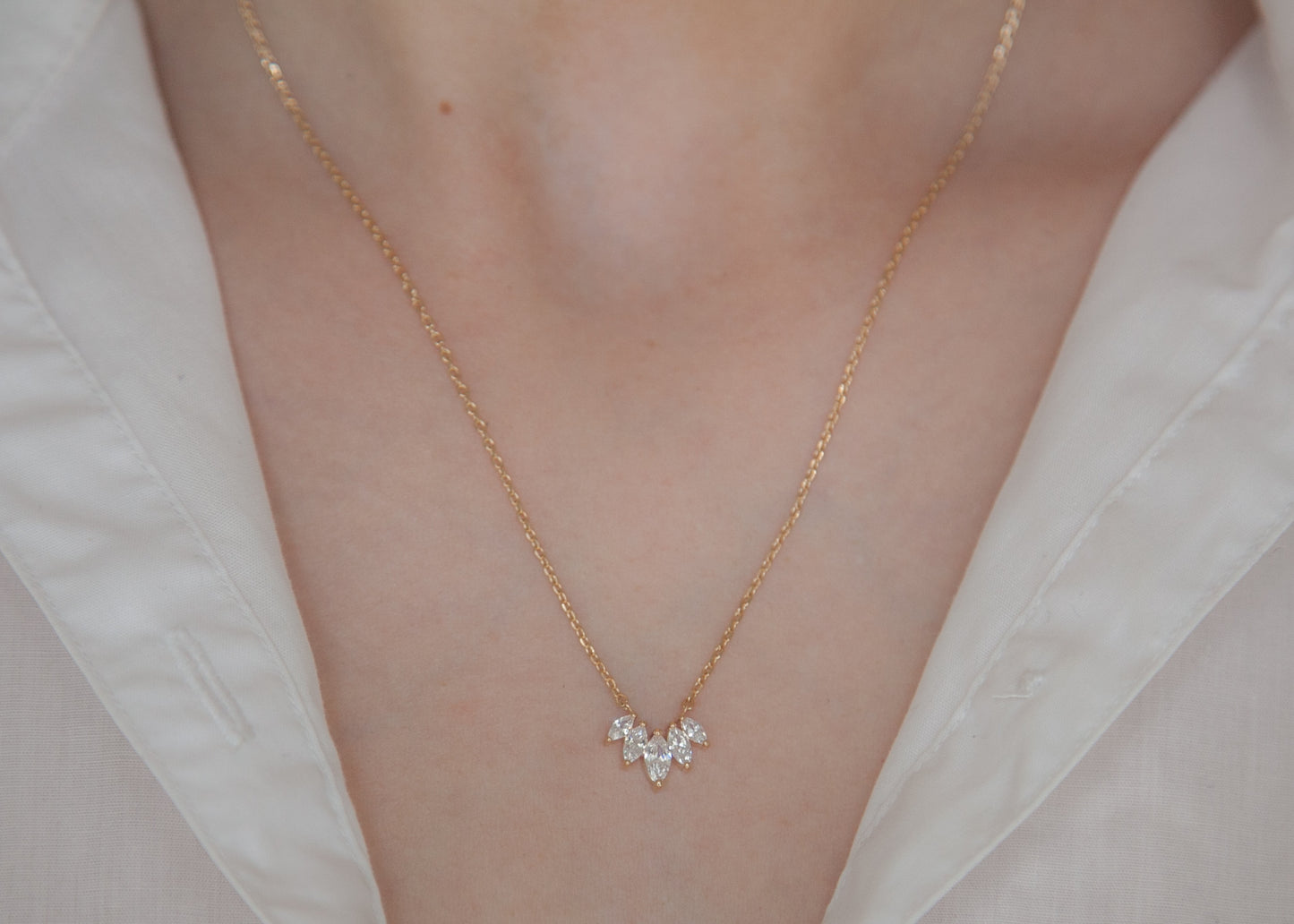 Collier serti de 5 petites pierres plaqué or