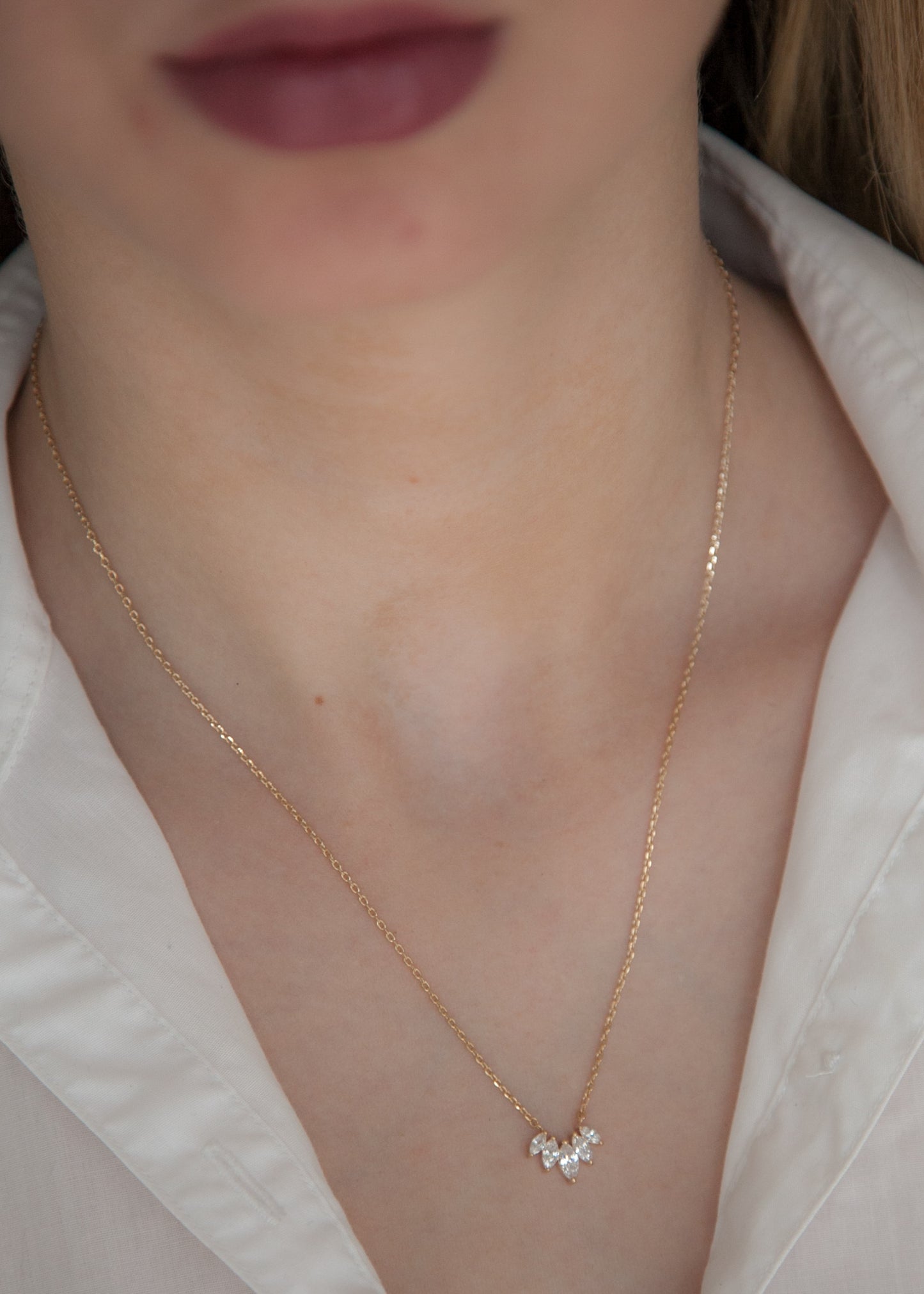 Collier serti de 5 petites pierres plaqué or
