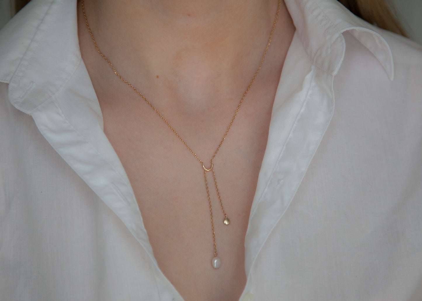 Collier décolleté perle blanche plaqué or