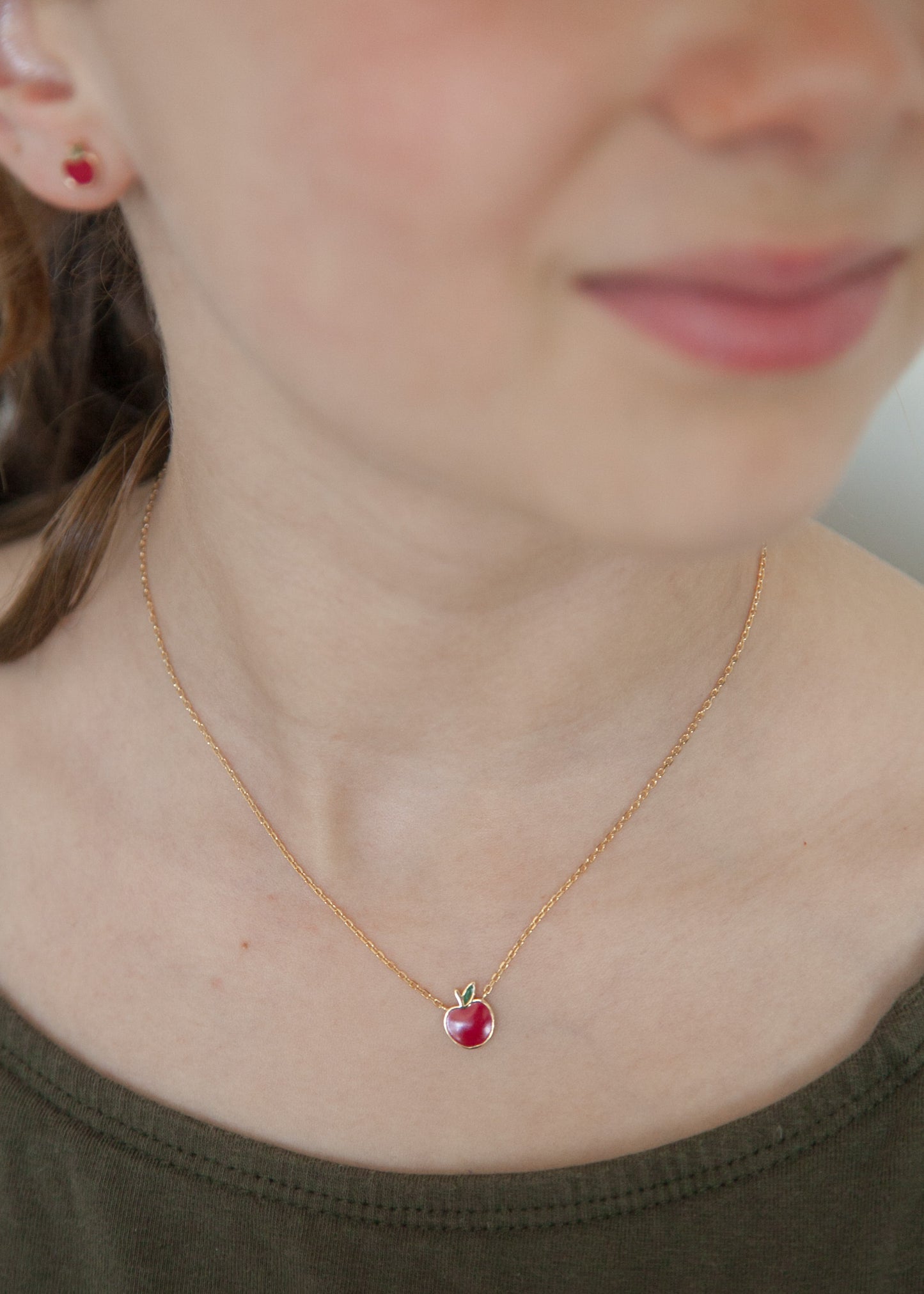 Collier pomme rouge plaqué or
