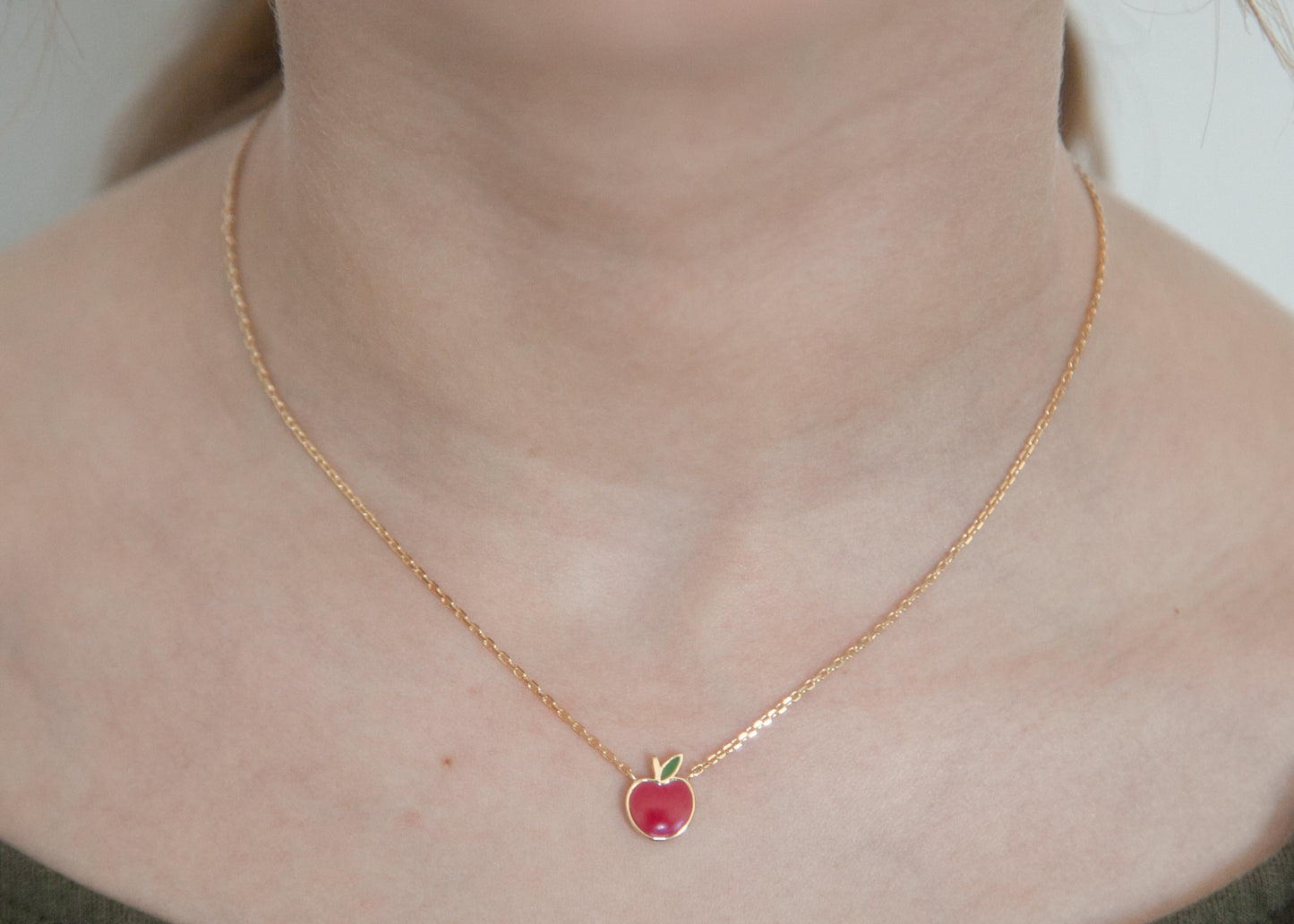 Collier pomme rouge plaqué or
