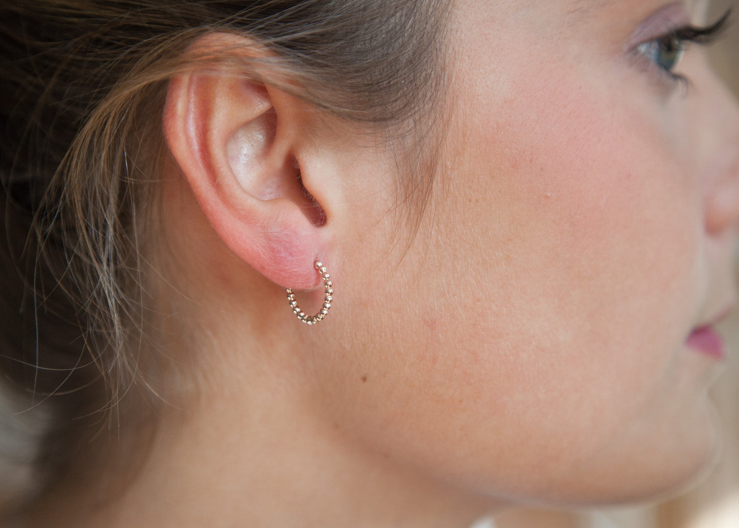 Boucles d'oreilles créoles perlées plaqué or