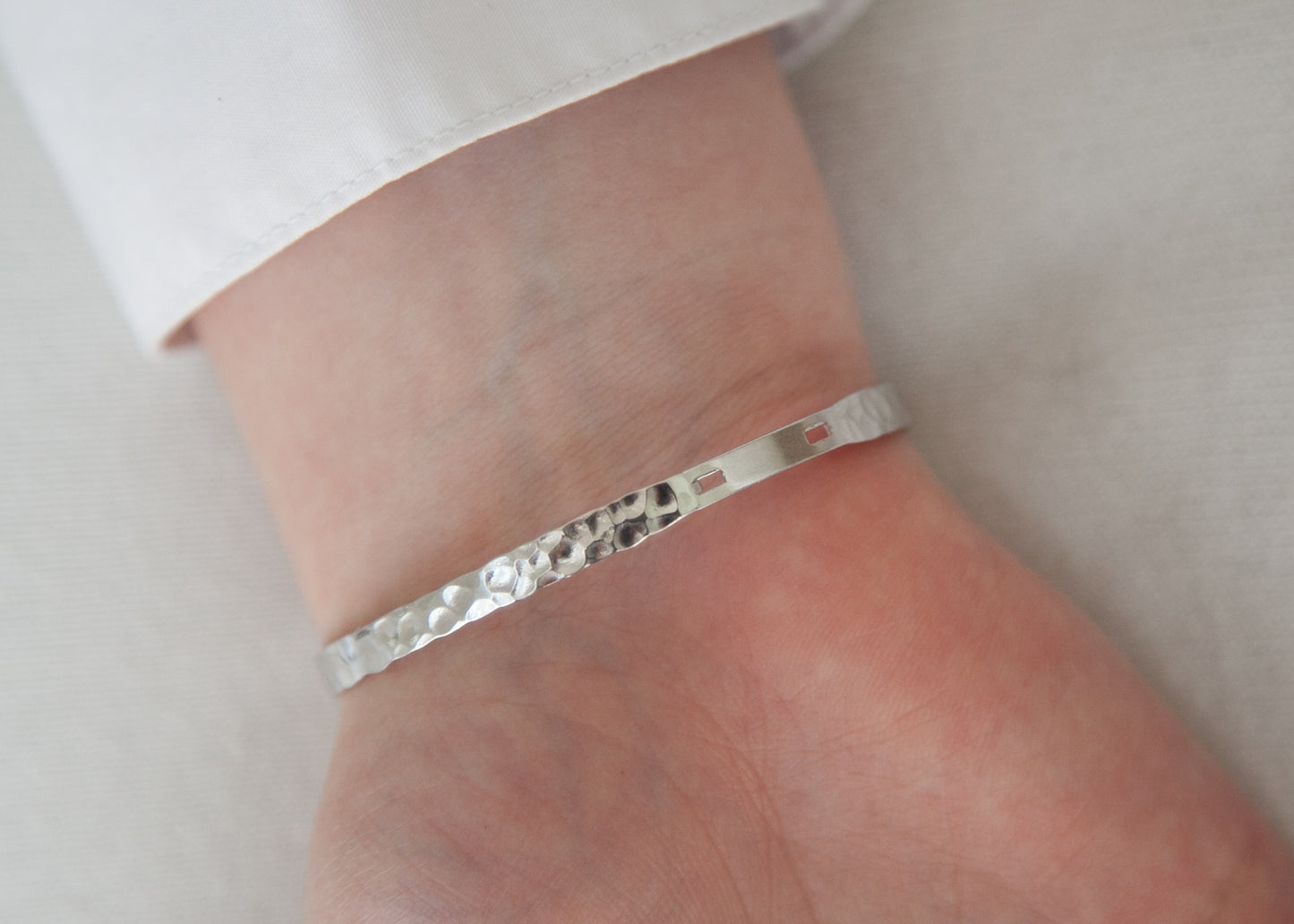 Bracelet jonc martelé en argent