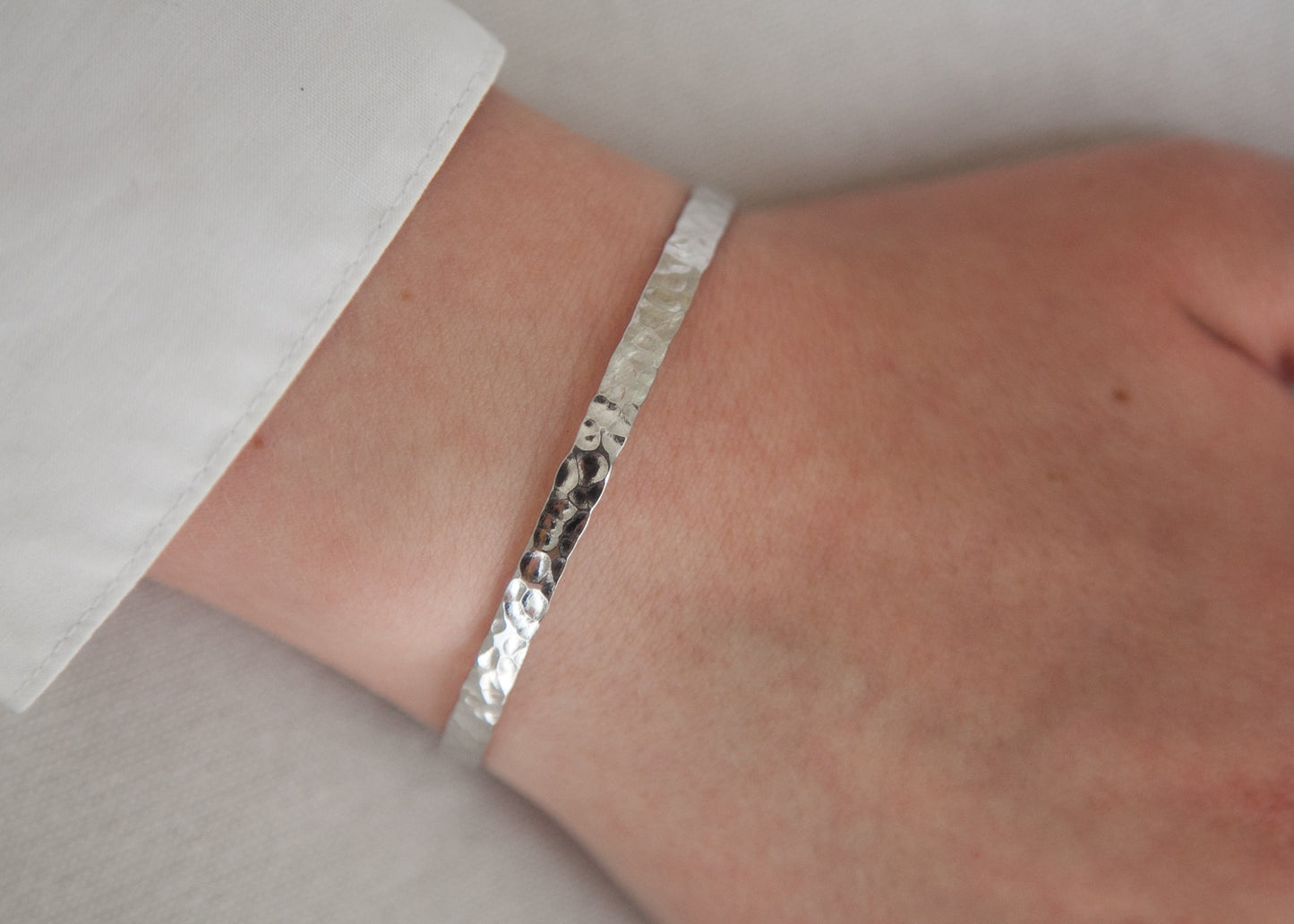 Bracelet jonc martelé en argent