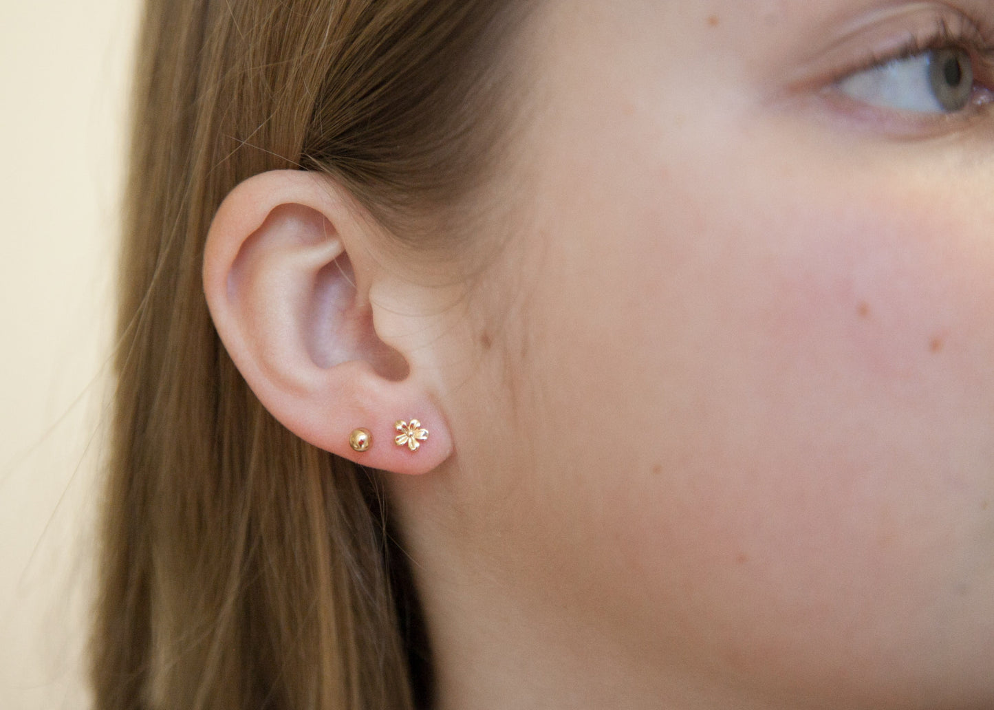 Boucles d'oreilles puce en forme de fleur en plaqué or – Élégance et raffinement au quotidien