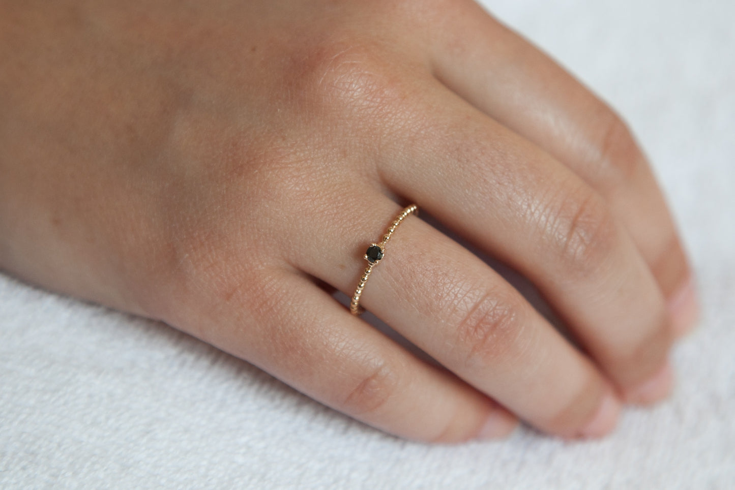 Bague fine perles sertie d'un zircon plaqué or jaune