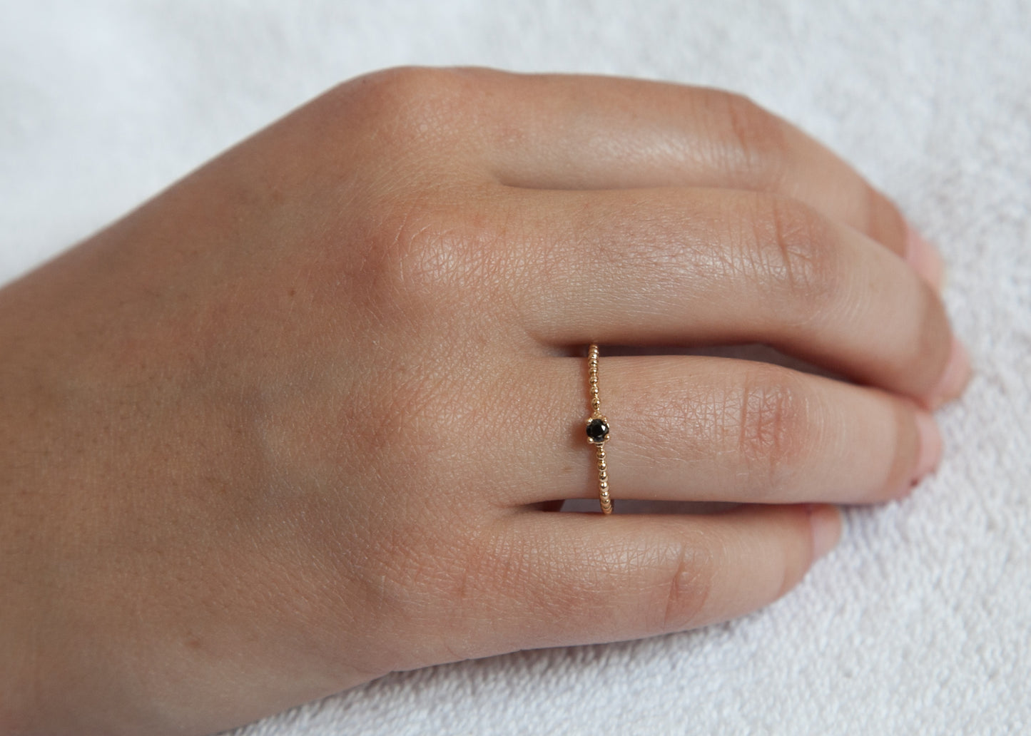 Bague fine perles sertie d'un zircon plaqué or jaune