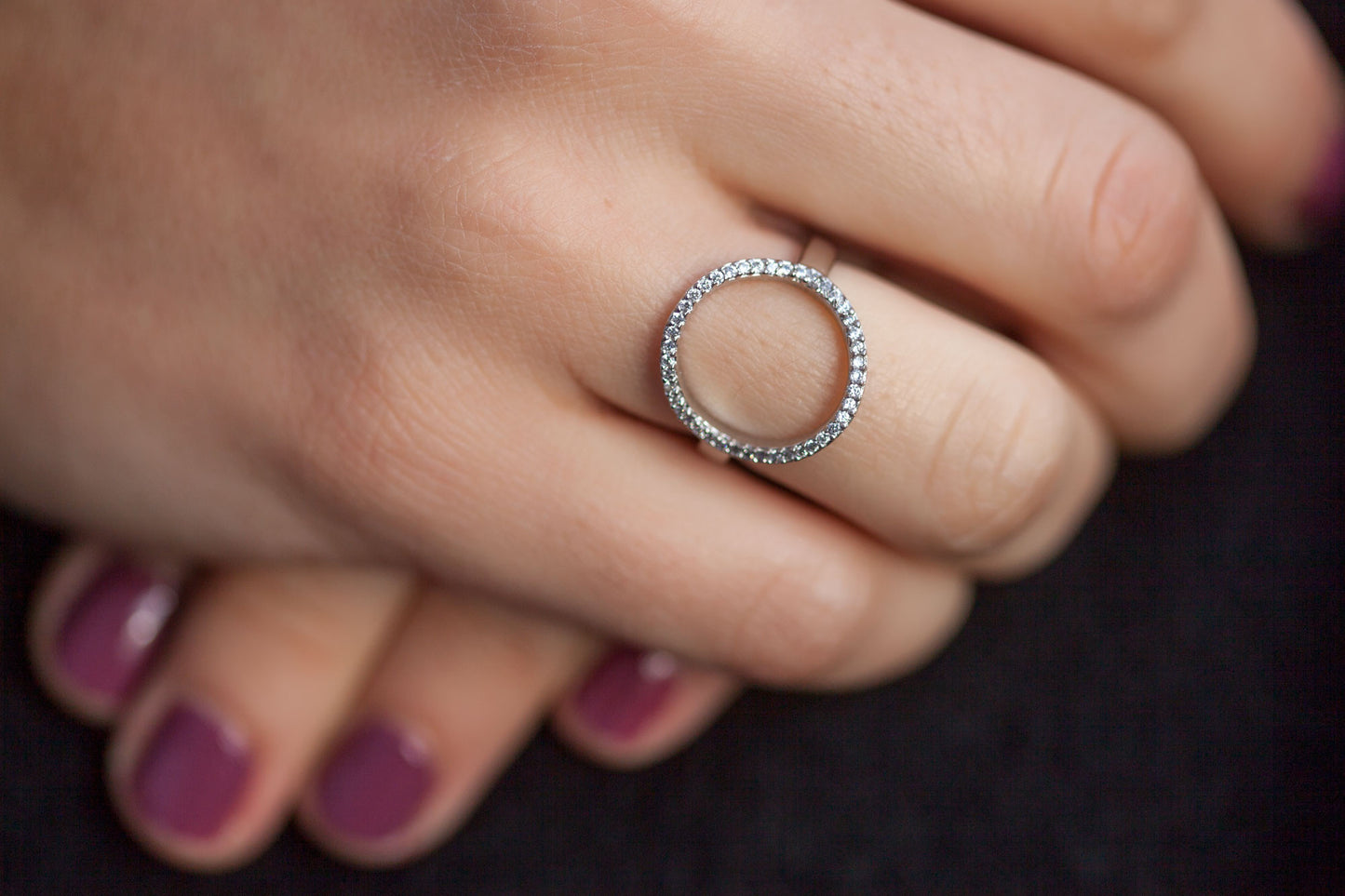 Bague un rond serti de zircons en argent