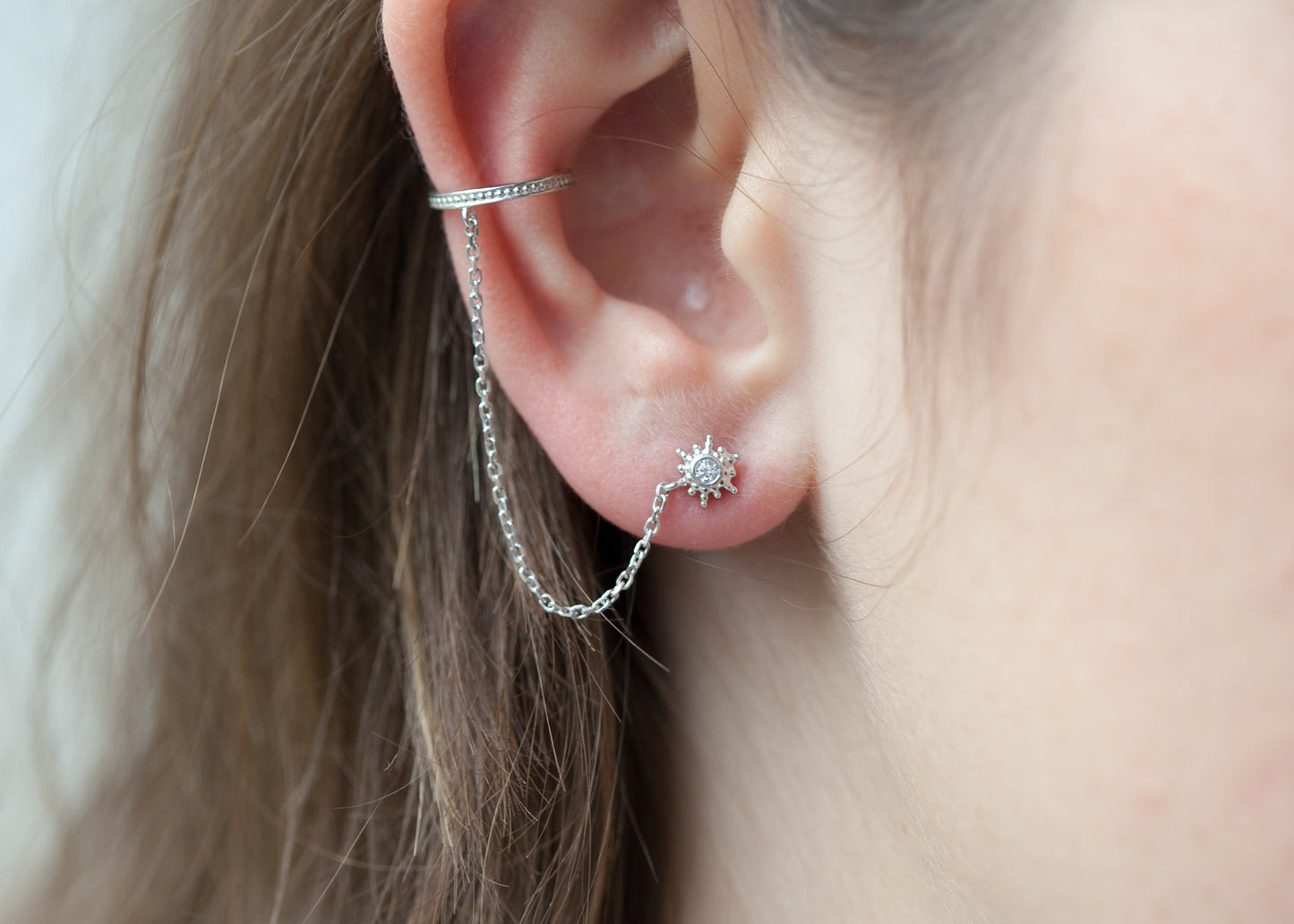 Boucle d'oreille reliée à un Earcuff en argent