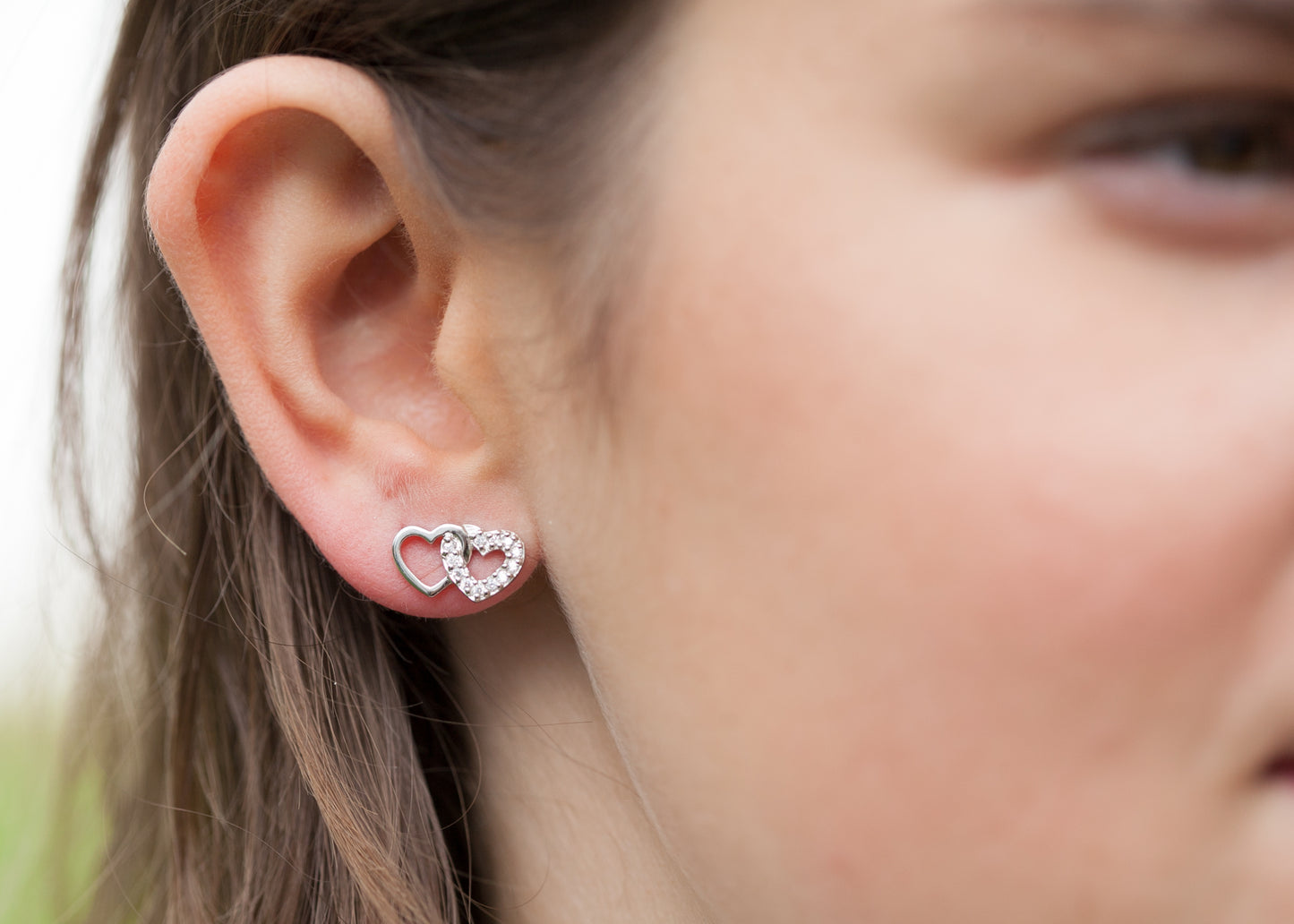 Boucles d'oreilles puces 2 coeurs entrelacés serties de zircons en argent