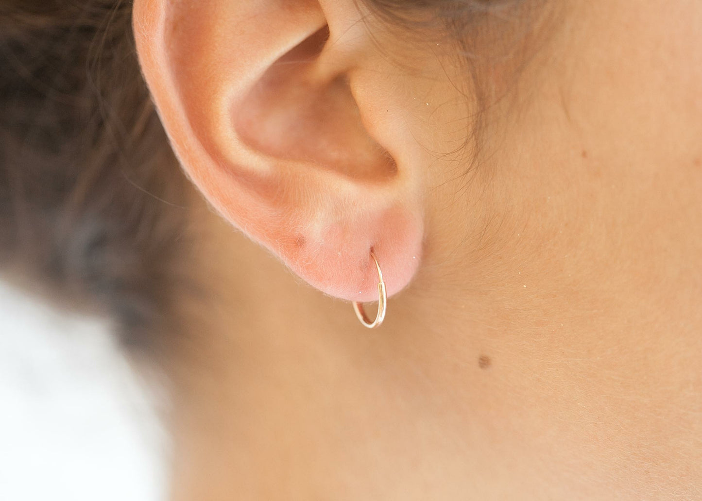 Boucles d'oreilles petites créoles classiques plaqué or rose