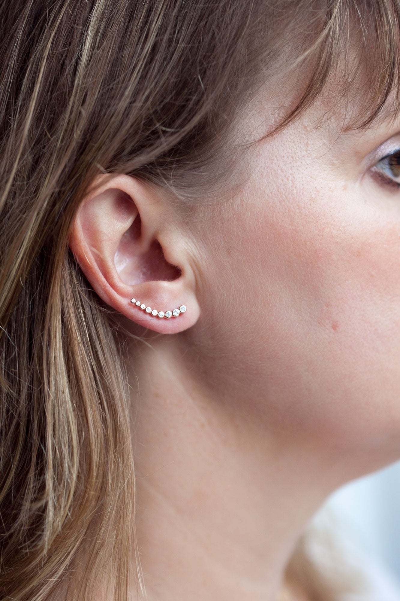 Boucles d'oreilles montantes serties de zircons plaqué or rose