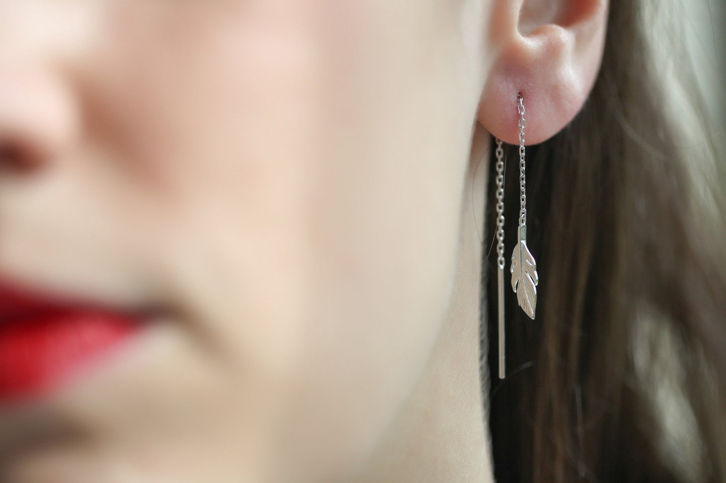 Boucles d'oreilles plume chaîne traversante en argent