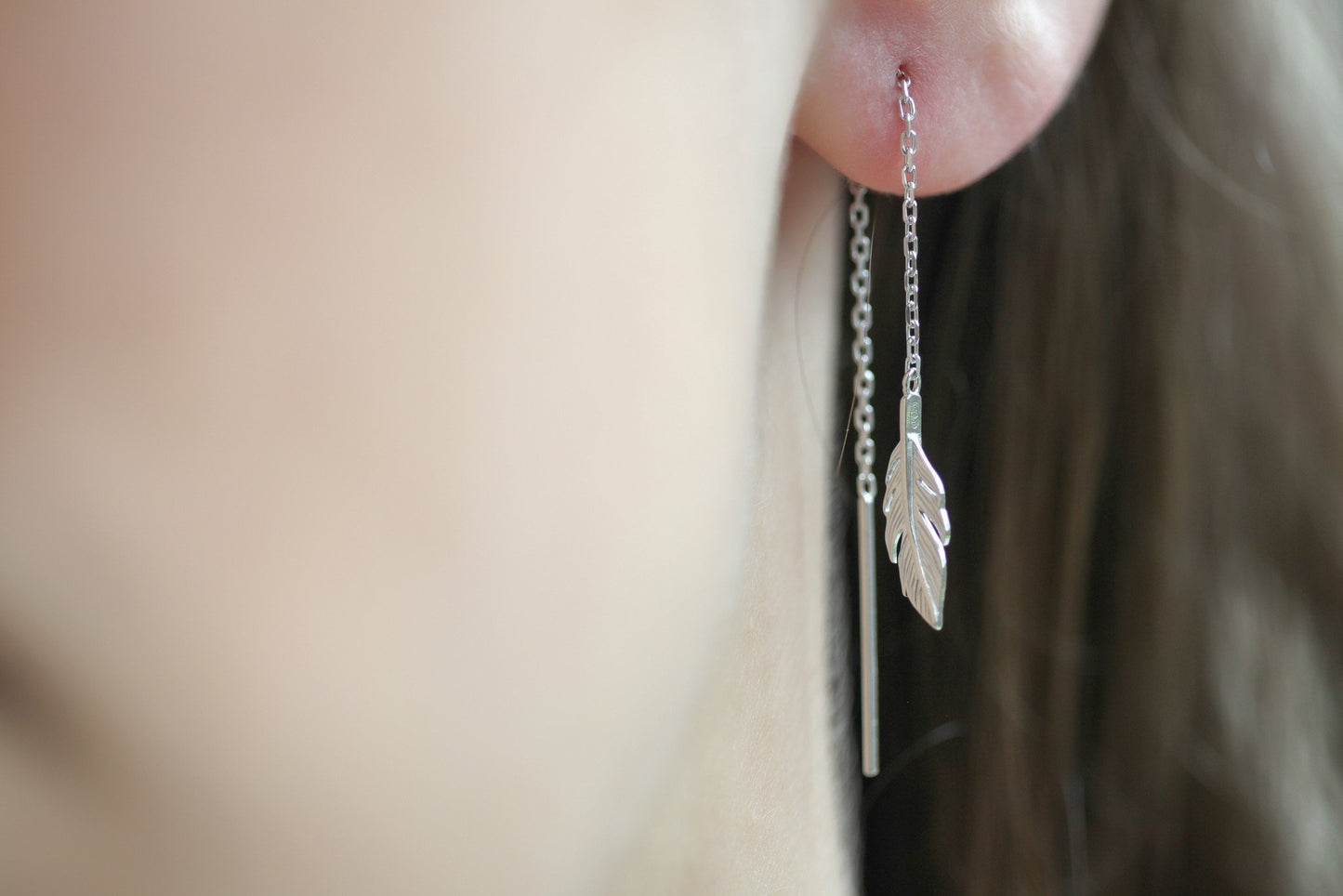 Boucles d'oreilles plume chaîne traversante en argent