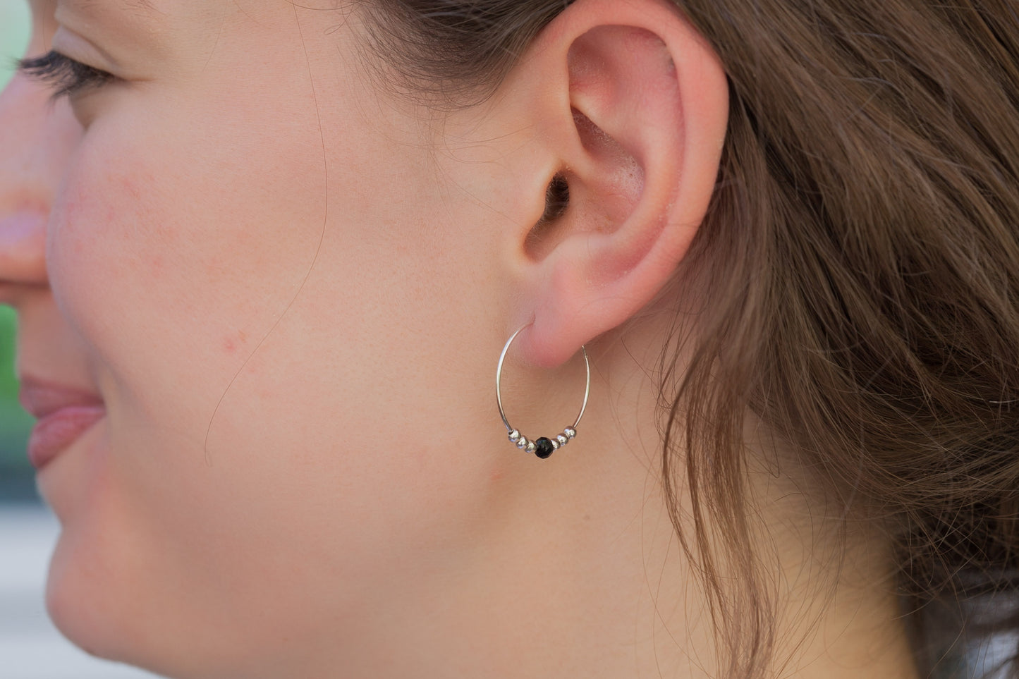 Boucles d'oreilles créoles avec petite pierre en argent