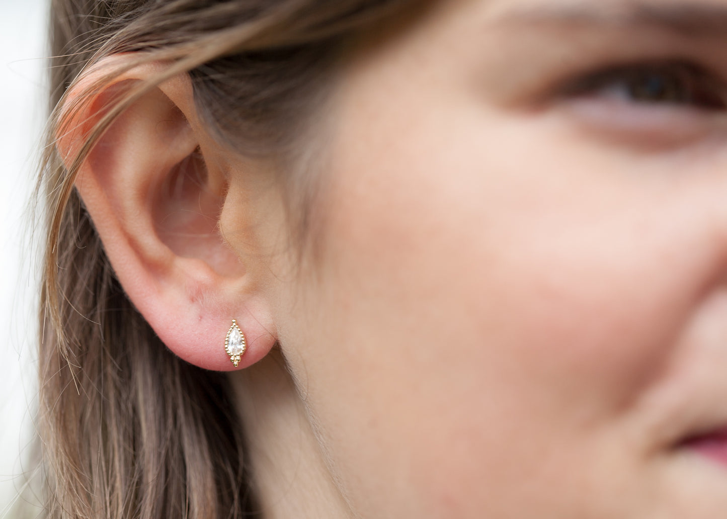 Boucles d'oreilles Bindi sertie d'un petit zircon plaqué or