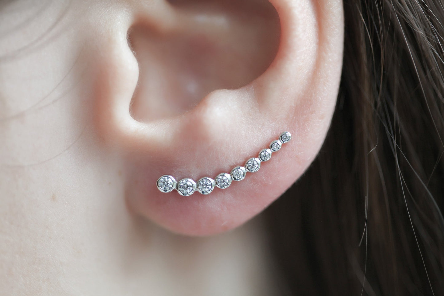 Boucles d'oreilles montantes serties de zircons en argent