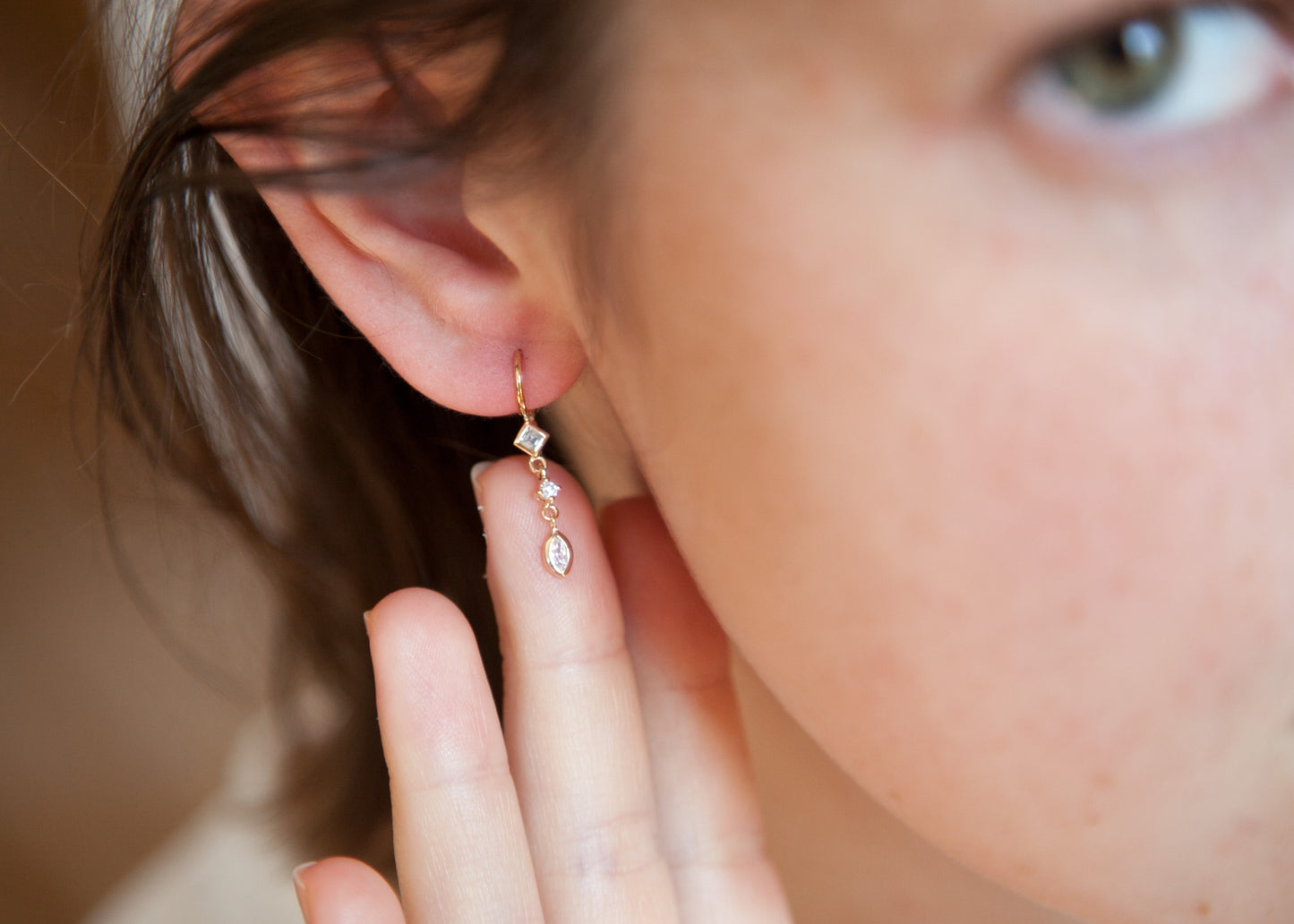 Boucles d'oreilles chaîne traversante serties de zircons plaqué or