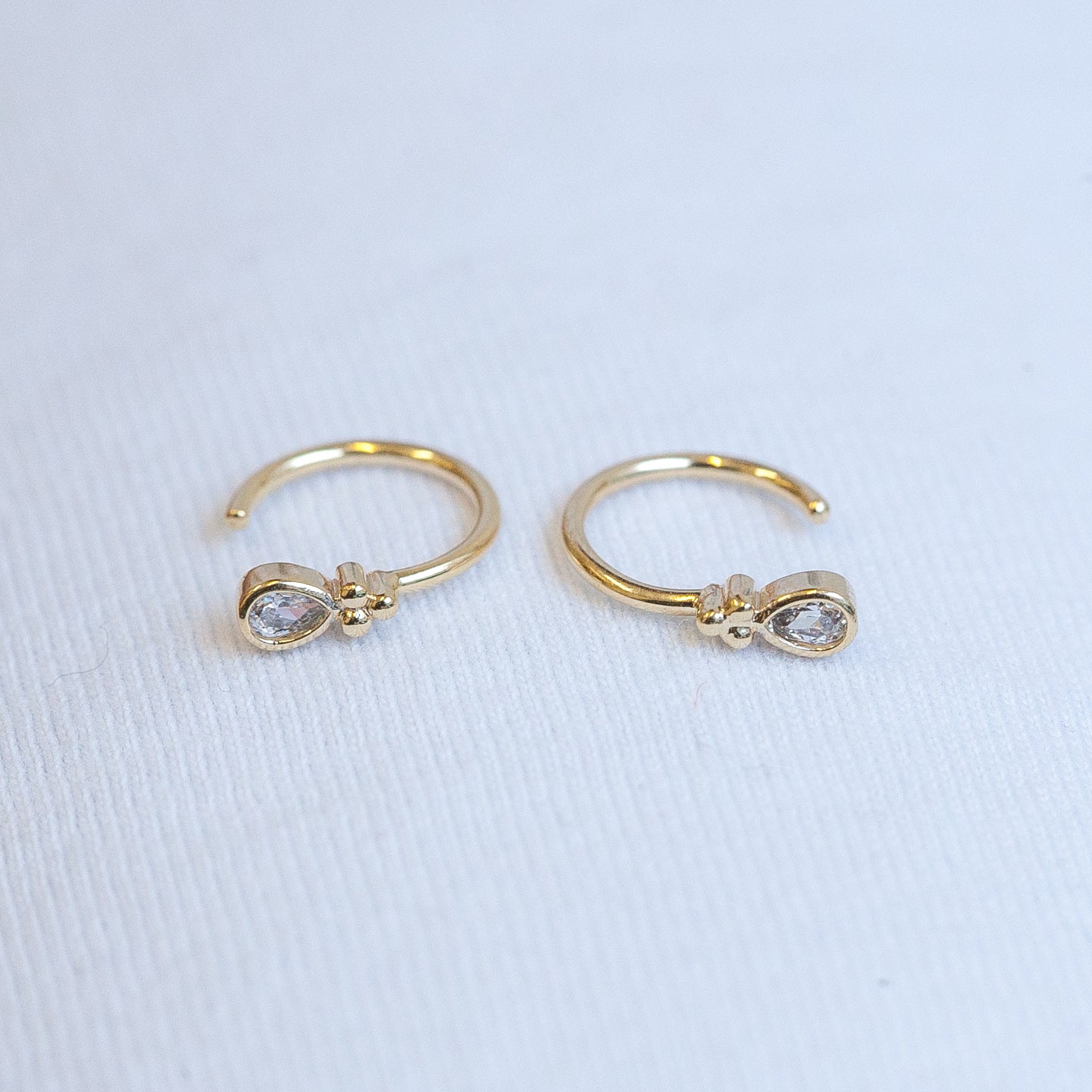 Mini boucles d'oreilles créoles serties d'un zircon plaqué or