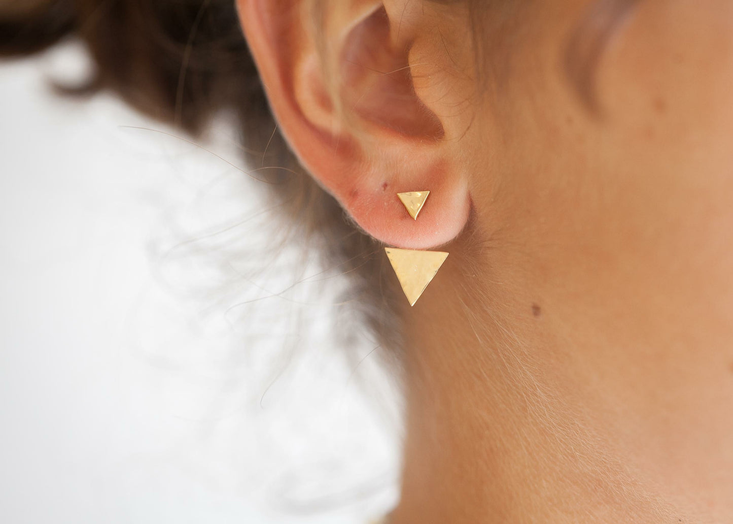 Boucles d'oreilles triangle dessous de lobe martelé plaqué or