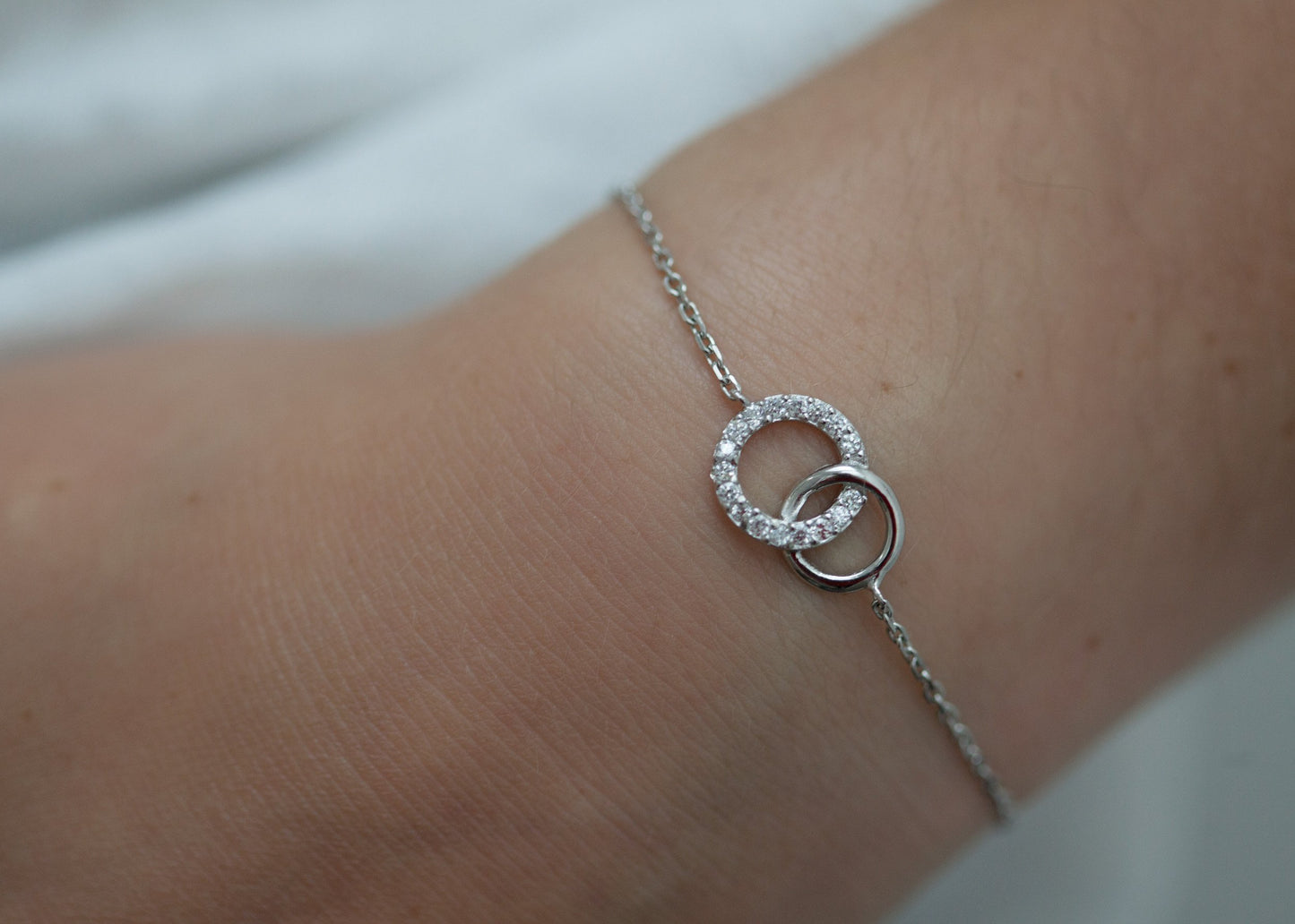 Bracelet 2 cercles entrelacés en argent serti de zircons