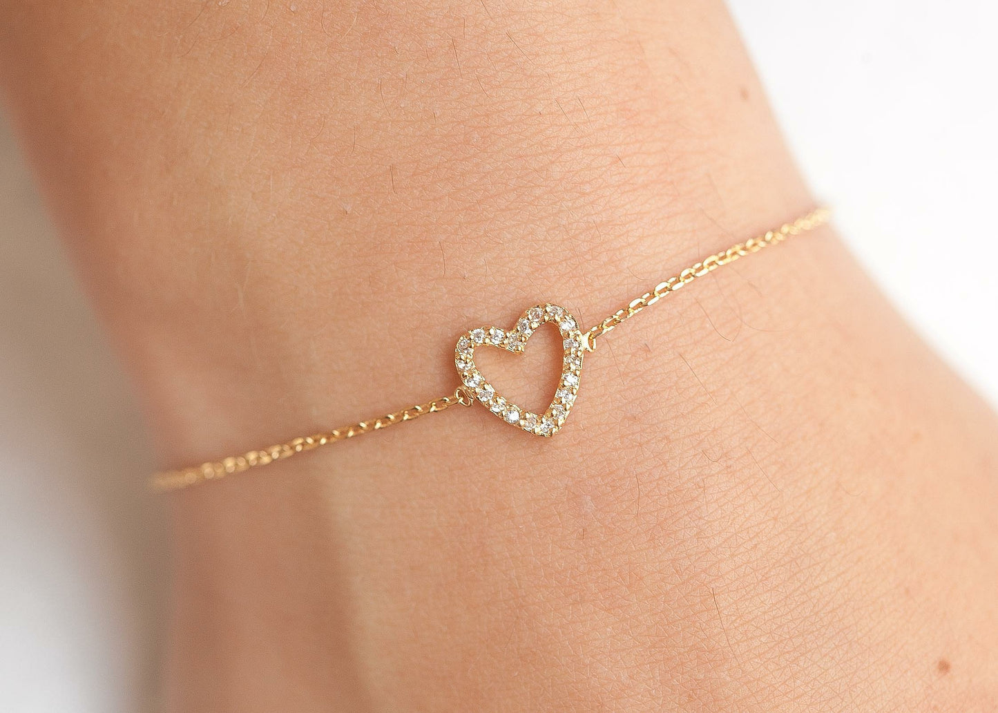 Bracelet coeur serti de zircons plaqué or
