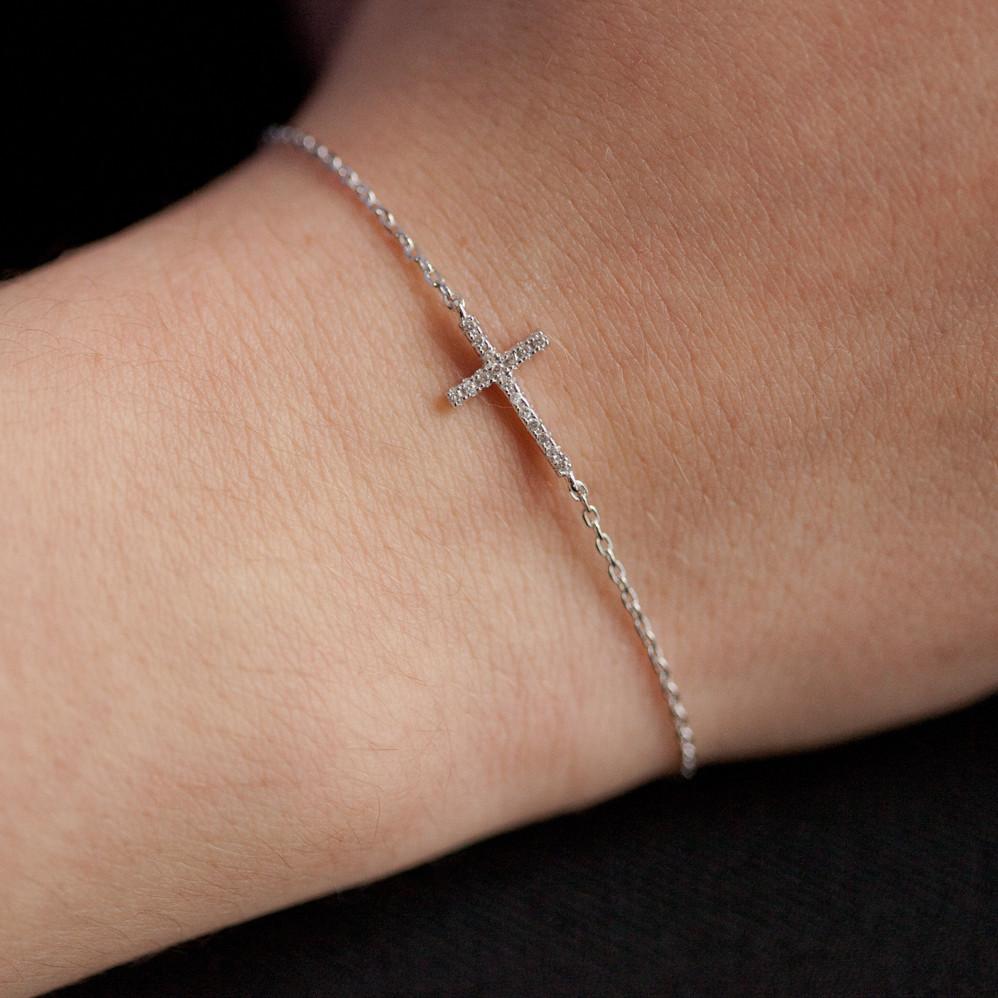 Bracelet avec croix en argent serti de zircons