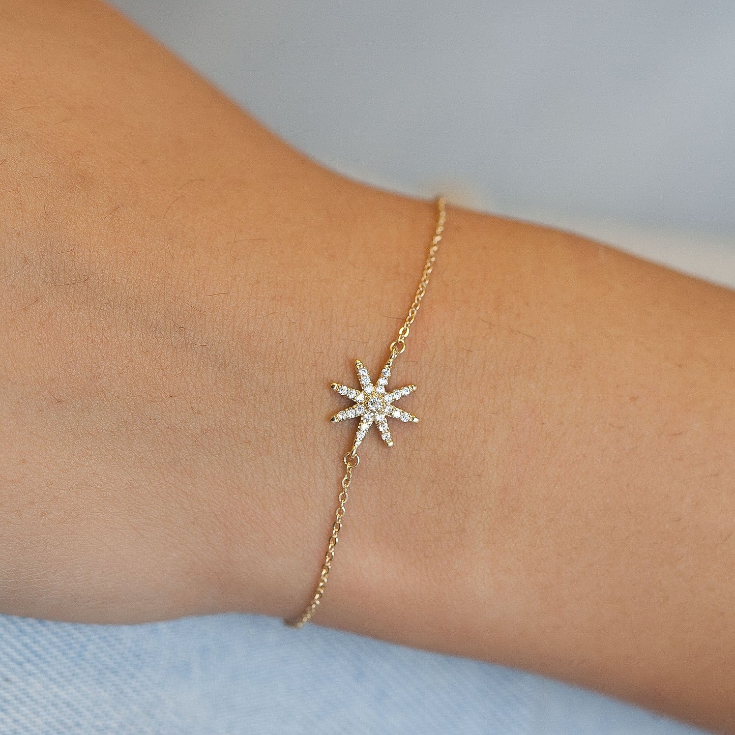 Bracelet étoile sertie de zircons plaqué or