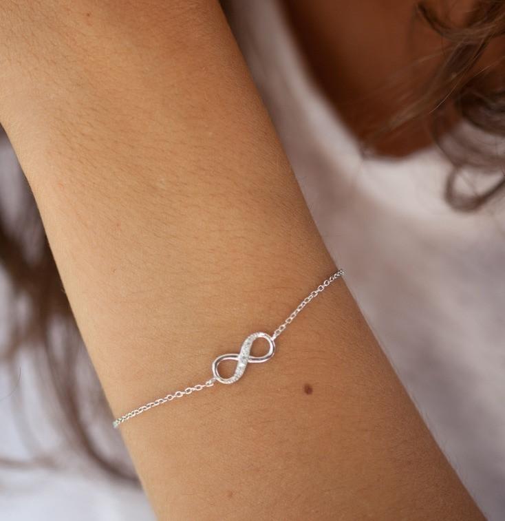 Bracelet infini serti de zircons en argent