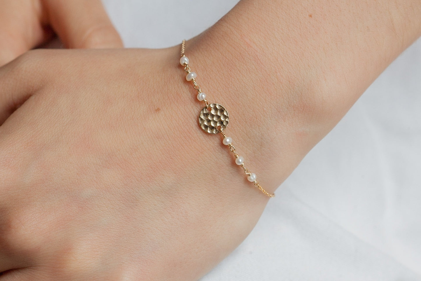 Bracelet perles blanches et pastille plaqué or