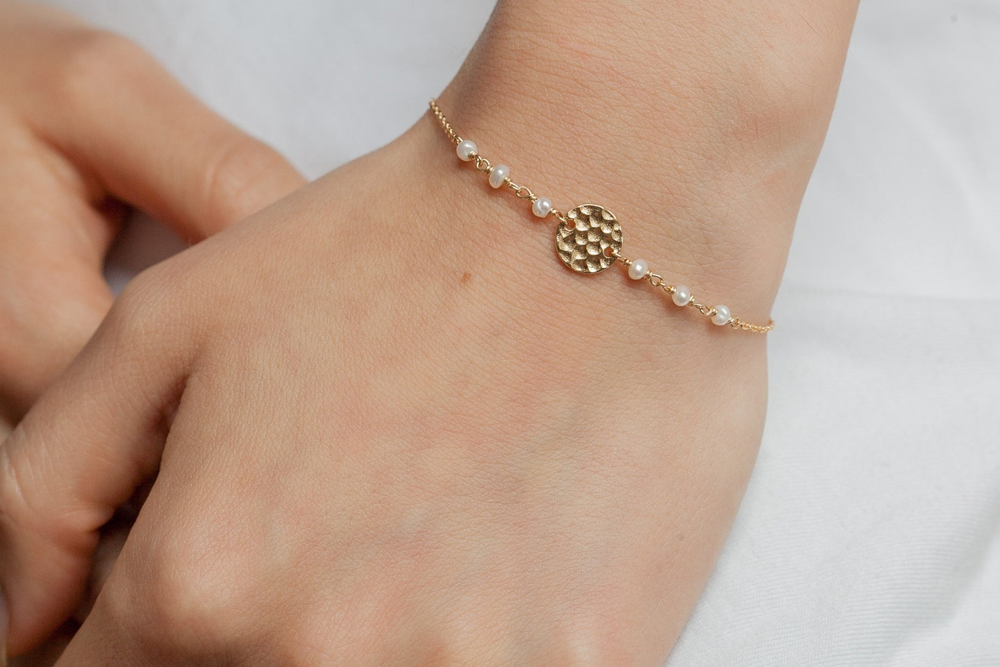 Bracelet perles blanches et pastille plaqué or