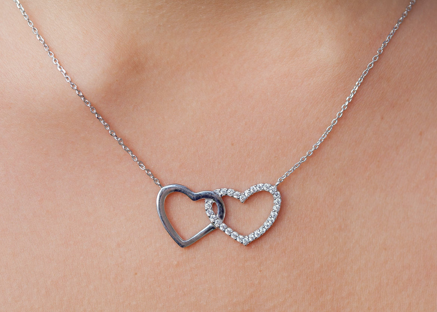 Collier 2 grands coeurs entrelacés en argent serti de zircons