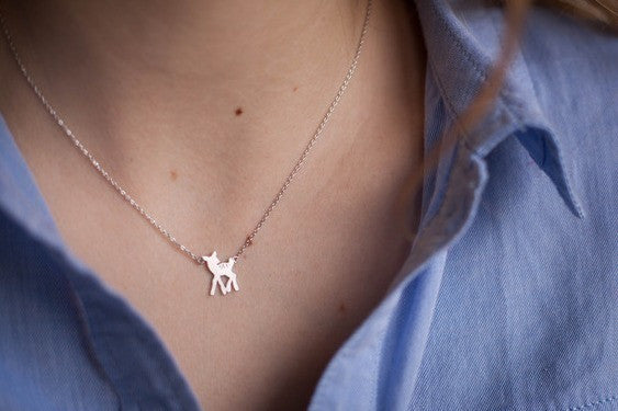 Collier avec petit faon argenté