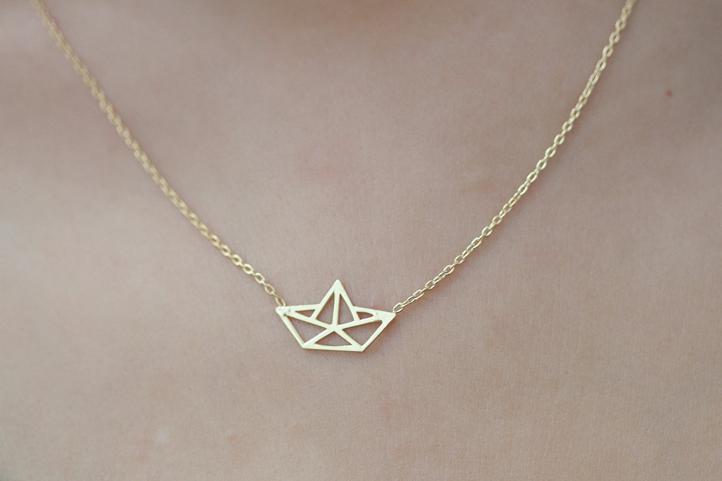 Collier bateau en papier origami plaqué or